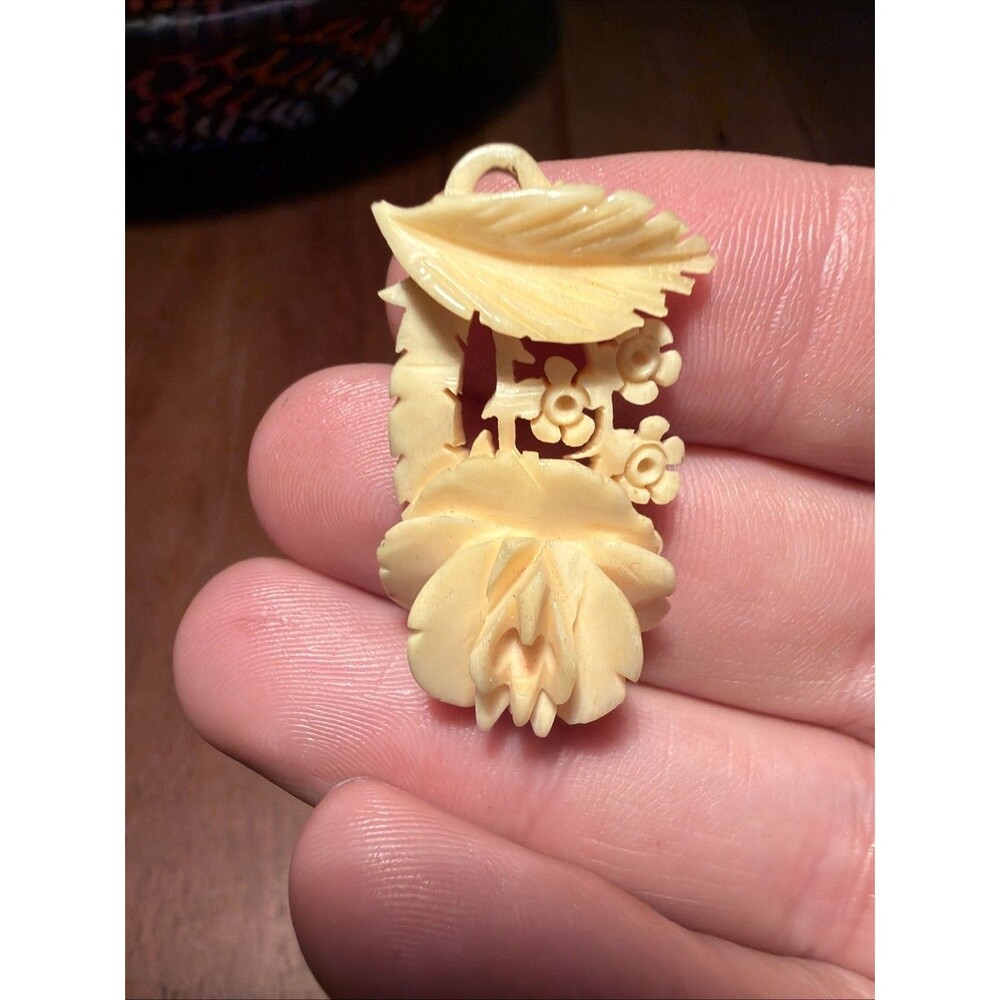 VINTAGE CARVED CELLULOID FLORAL PENDANT, CREAM COLOR, DELICATE AND PRETTY!